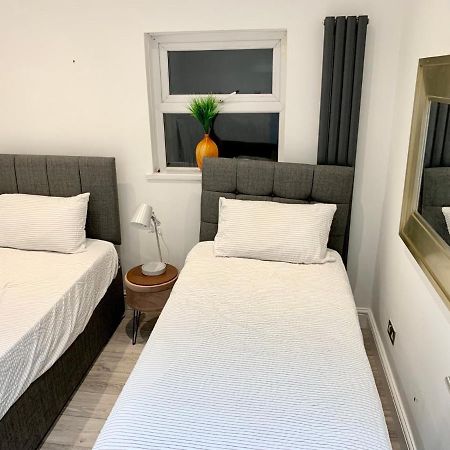 Modern 2 Bedroom Apartment With Private Garden Near Canary Wharf Londra Esterno foto