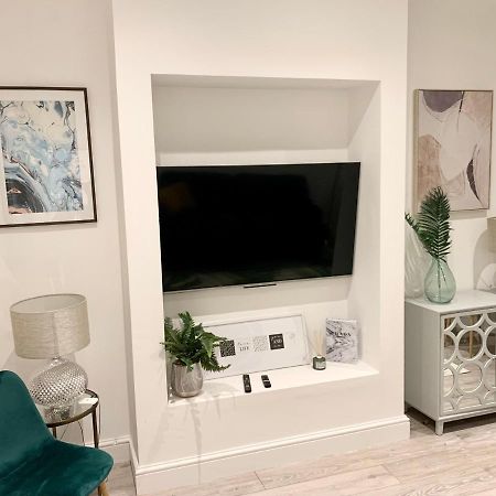 Modern 2 Bedroom Apartment With Private Garden Near Canary Wharf Londra Esterno foto
