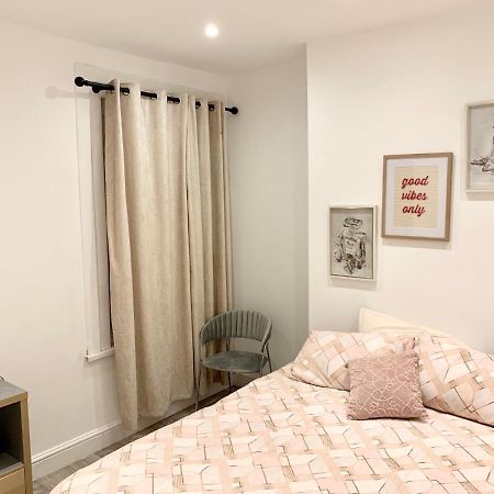 Modern 2 Bedroom Apartment With Private Garden Near Canary Wharf Londra Esterno foto