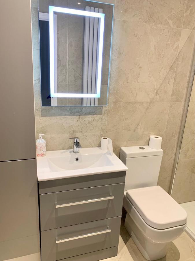 Modern 2 Bedroom Apartment With Private Garden Near Canary Wharf Londra Esterno foto
