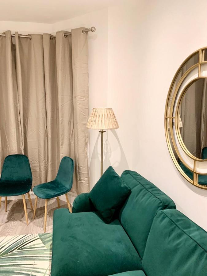 Modern 2 Bedroom Apartment With Private Garden Near Canary Wharf Londra Esterno foto