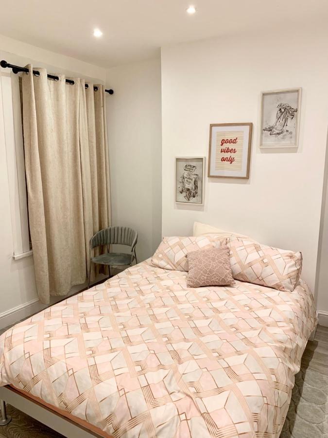 Modern 2 Bedroom Apartment With Private Garden Near Canary Wharf Londra Esterno foto