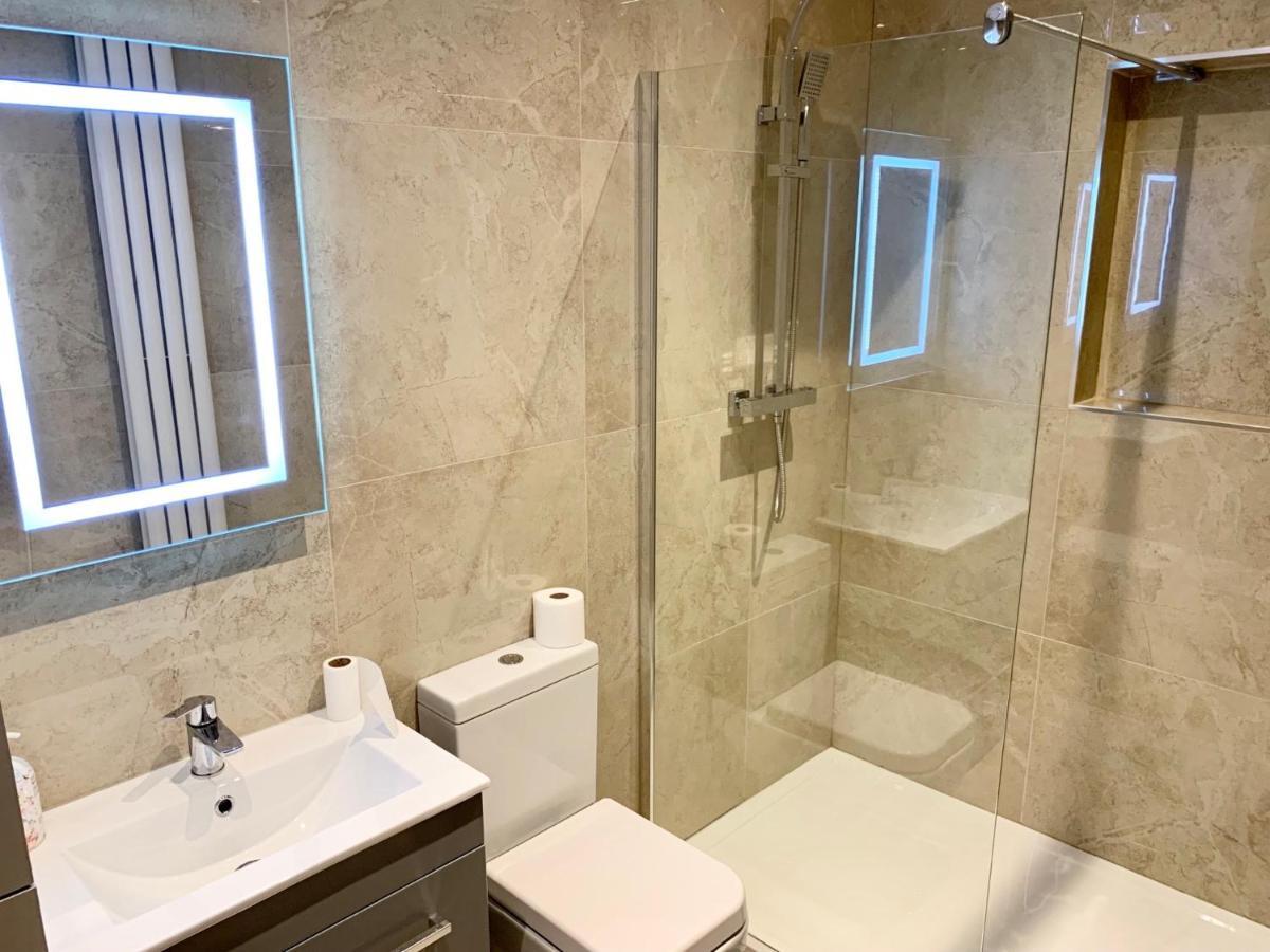Modern 2 Bedroom Apartment With Private Garden Near Canary Wharf Londra Esterno foto