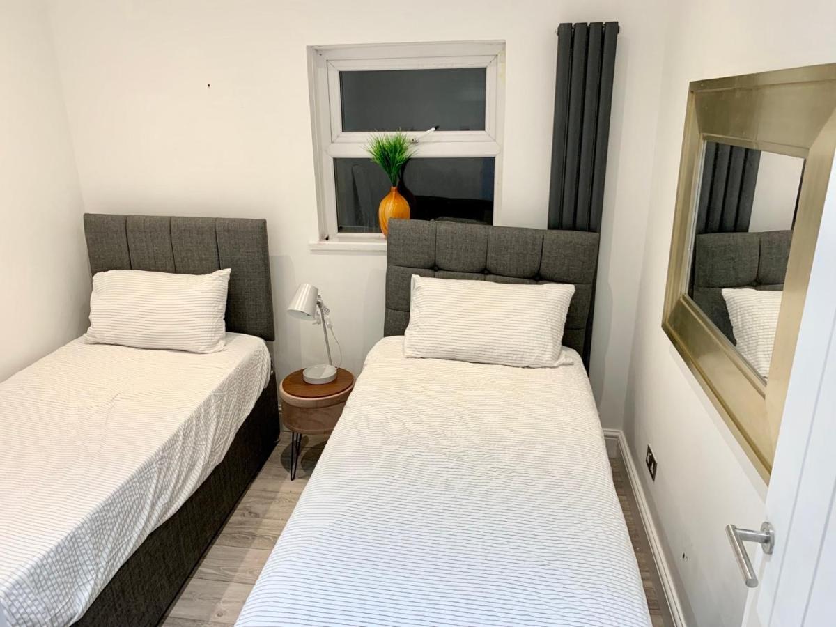 Modern 2 Bedroom Apartment With Private Garden Near Canary Wharf Londra Esterno foto