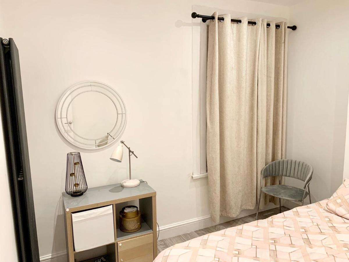 Modern 2 Bedroom Apartment With Private Garden Near Canary Wharf Londra Esterno foto