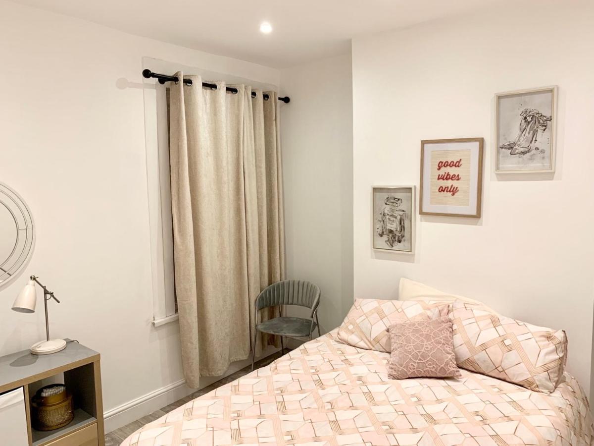 Modern 2 Bedroom Apartment With Private Garden Near Canary Wharf Londra Esterno foto